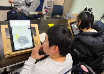 2. [가족] 뇌성마비인 이모티콘 제작사업 노말함 속의 특별한 소통.jpg